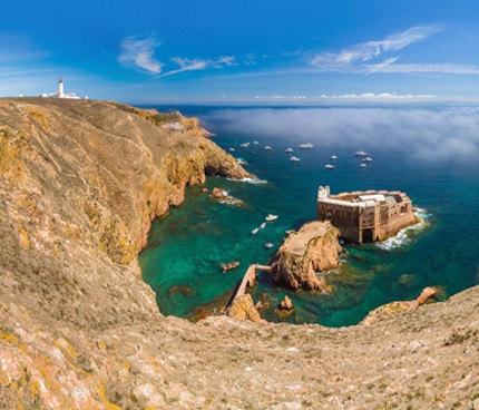 Faro Duque de Bragança Se encuentra en la isla de Berlenga Grande.